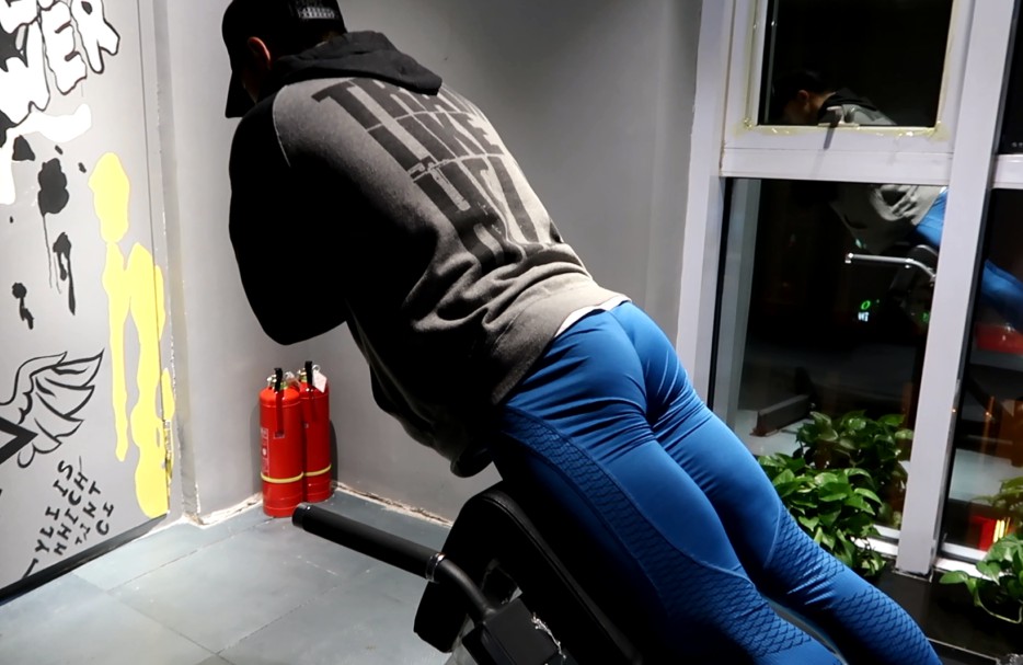 竖脊肌锻炼山羊挺身动作图解,练背前山羊挺身