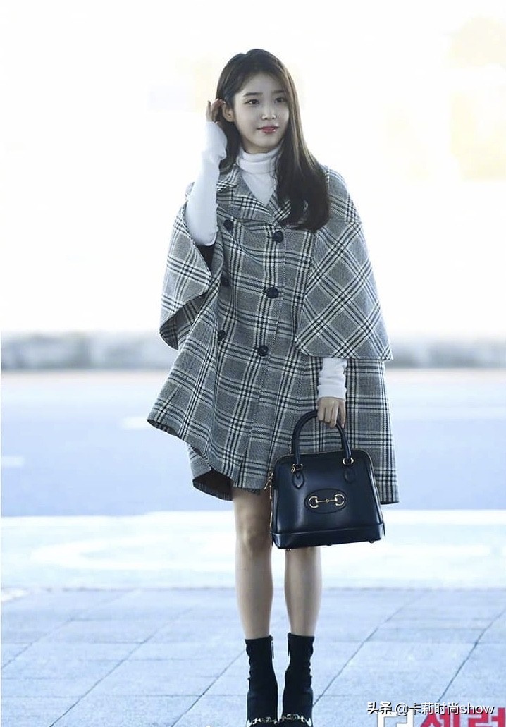 iu的甜美造型真是减龄利器,iu出席活动一袭绿色裙子