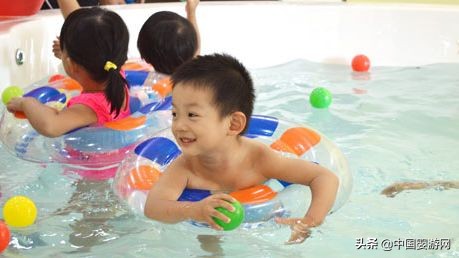 宝宝歪头怎样牵拉纠正,婴儿歪头平躺可以纠正吗