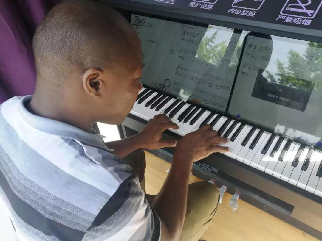 全国首台高校公共钢琴落座母校北师大