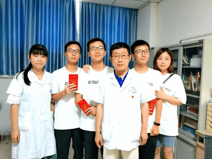 三胞胎患者追随院长看眼病15年