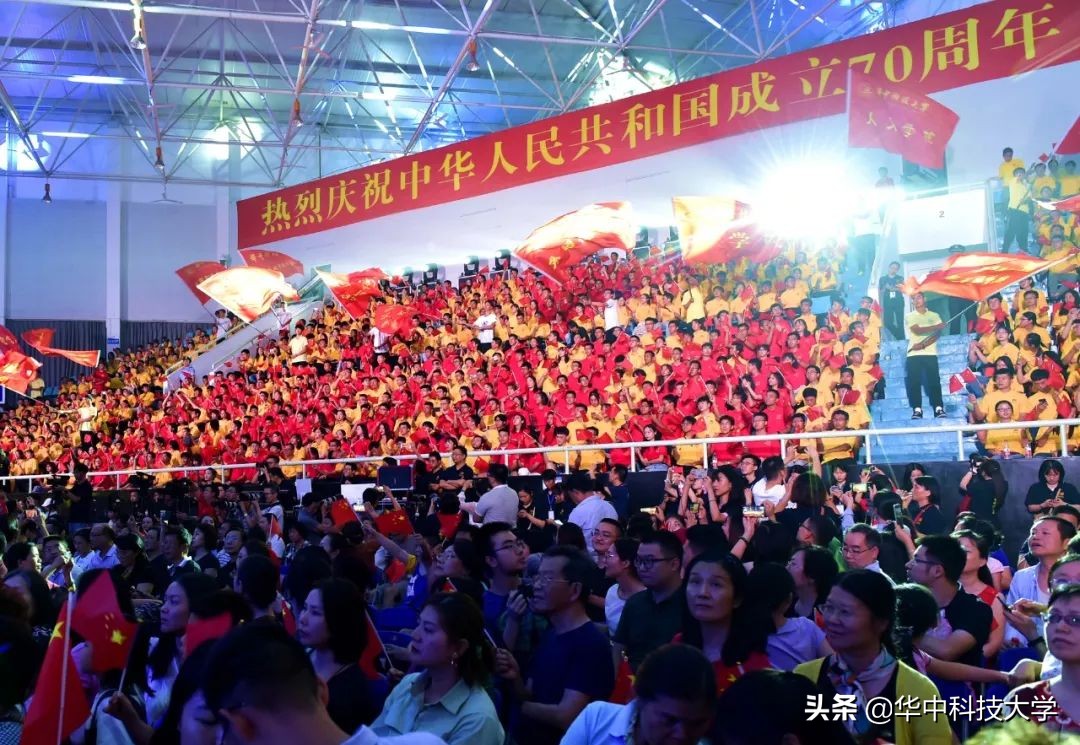 燃爆了！华中科技大学用“宇宙最强音”为祖国打CALL