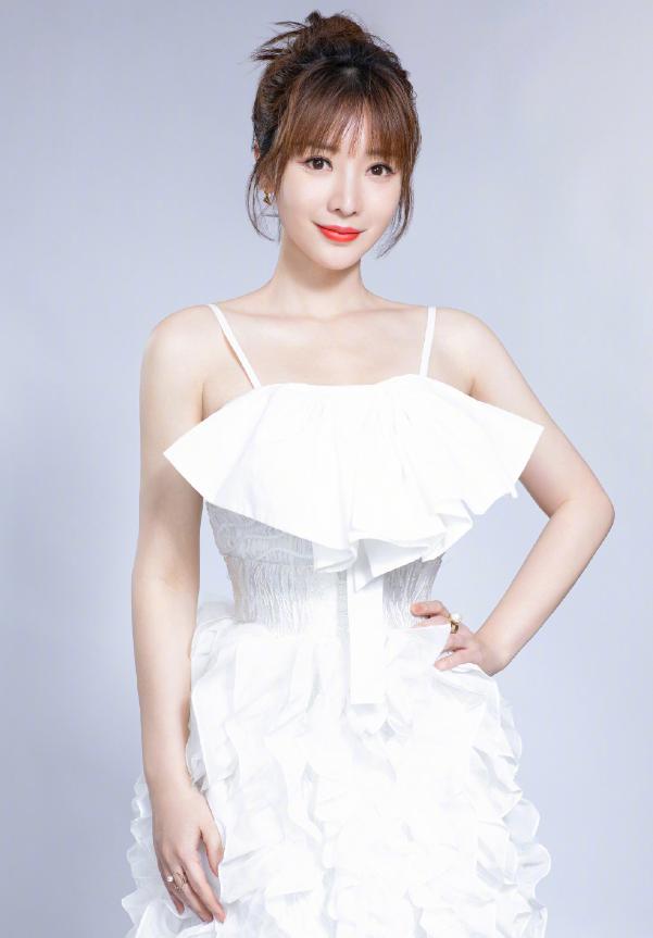 柳岩自曝身材不完美,柳岩最新吊带裙