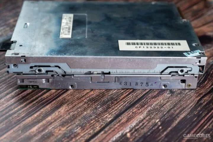 一百多块买个26年前的笔记本，我改了改，还能上网