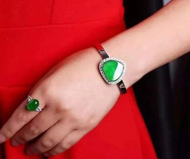 云南翡翠骗局央视,翡翠bc货有毒吗