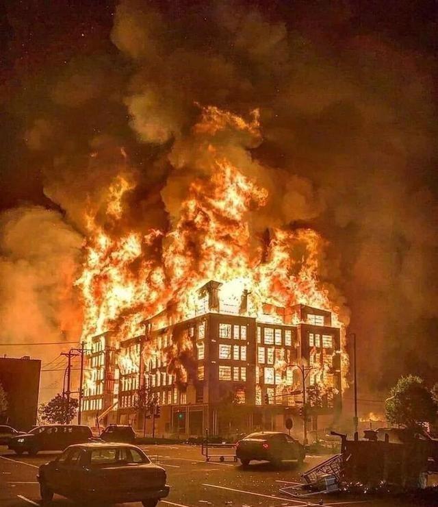 黑人被警察跪压事件升级!被杀之人竟是NBA名宿的“孪生兄弟”?