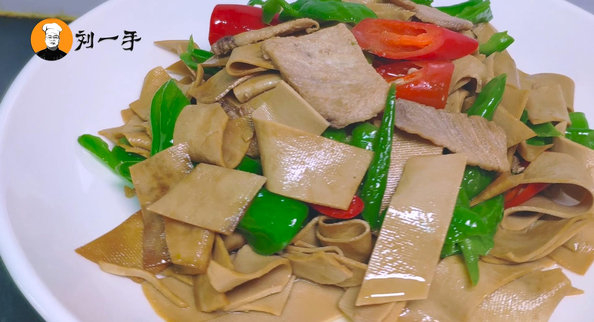 豆腐皮这个做法太好吃了,豆腐皮上桌凉拌一家人