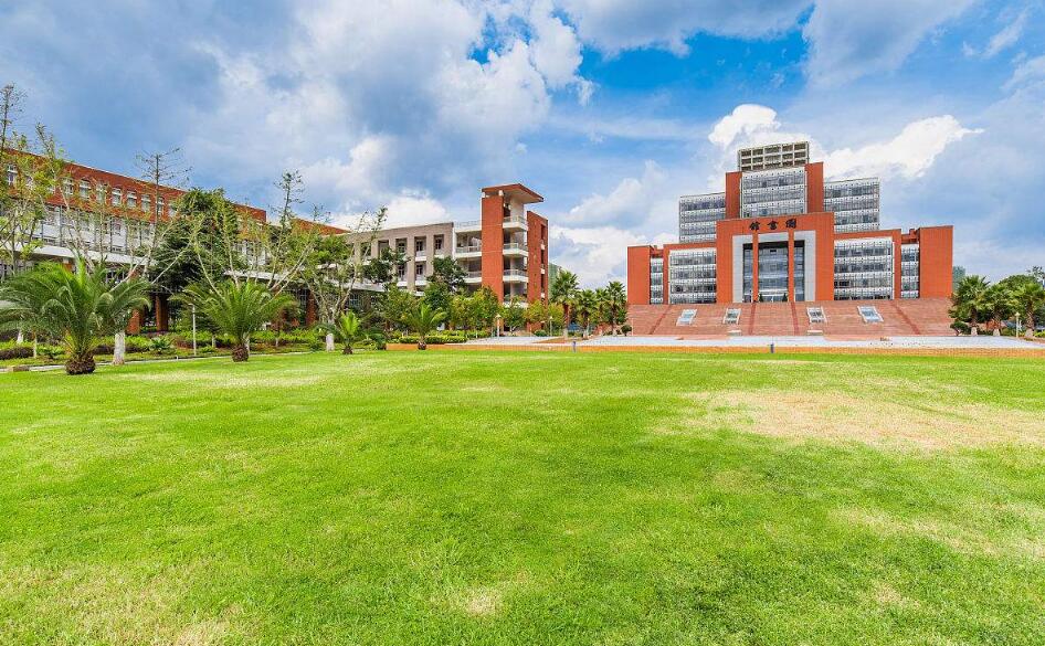 养老护理和育婴师哪个更有前景,养老护理职业前景权威讲解