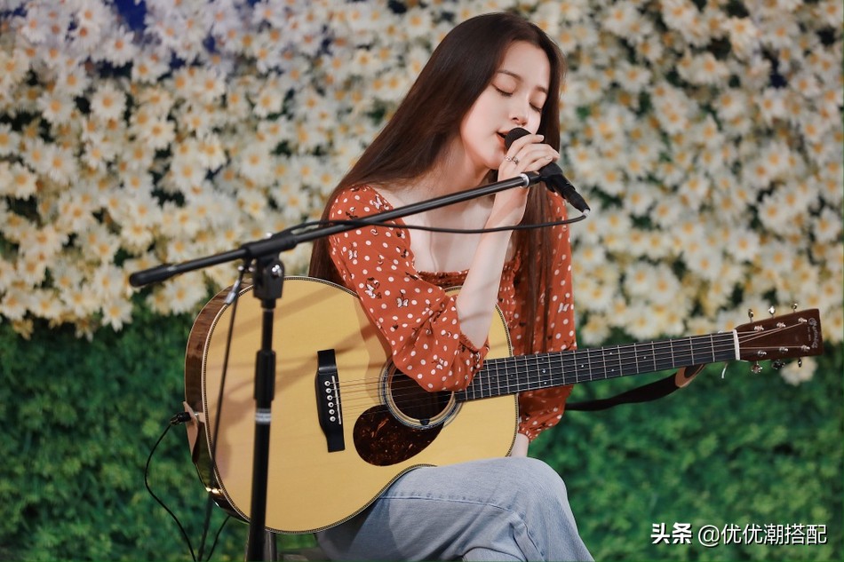 欧阳娜娜穿搭开衫减龄裙装少女感,欧阳娜娜穿单边背带裤元气满满