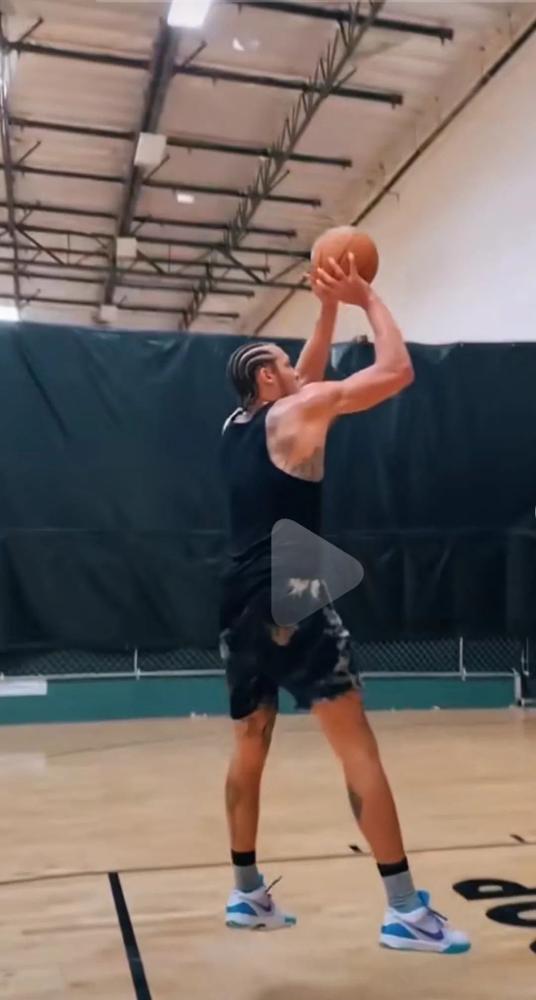 王一博安踏最新款,王一博上脚安踏