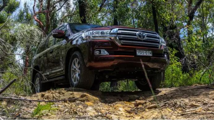 山东舰和辽宁舰哪个航母更强,中国山东舰航空母舰最新消息