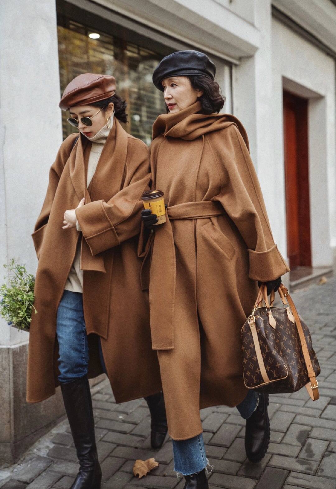 三木母女羊绒大衣穿搭,三木母女雾霾蓝大衣搭配裤子