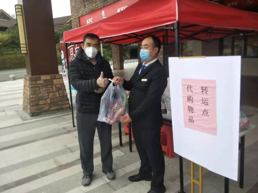 小区物业为业主服务,小区物业人员辛苦了