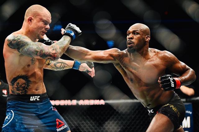 白大拿评价骨头琼斯打纳干诺,骨头琼斯降服盖恩白大拿反应