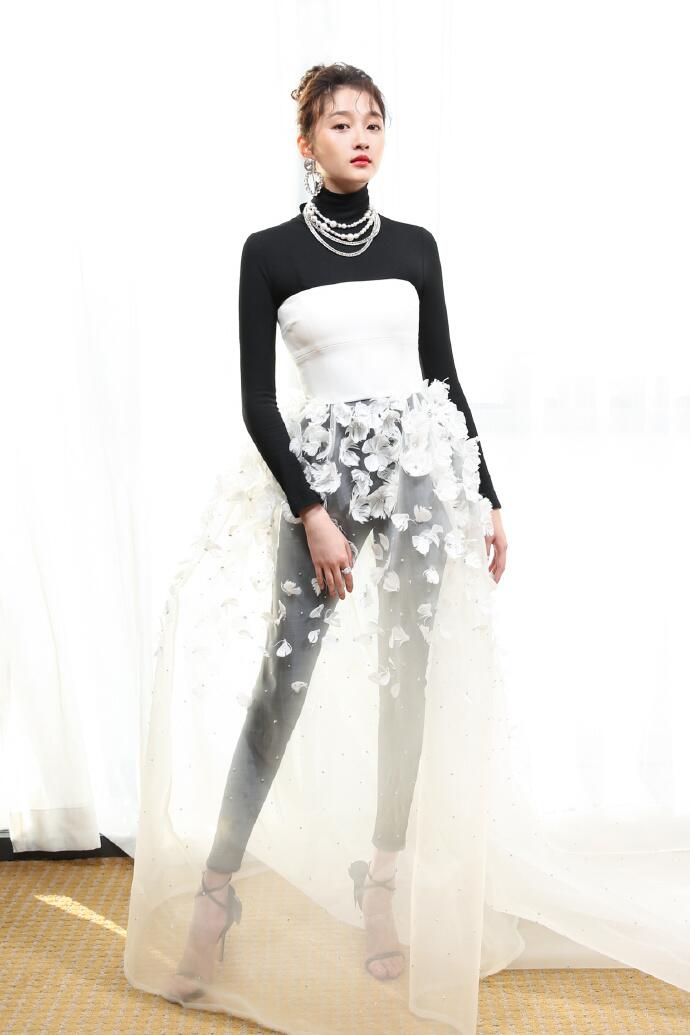 关晓彤穿裙子套裤子走红毯,22岁关晓彤露脐装