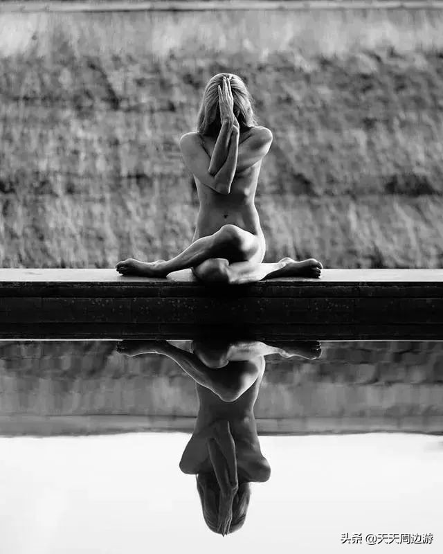 她在世界各地拍下裸照，吸引了8000万的粉丝，却没有一张是色情的