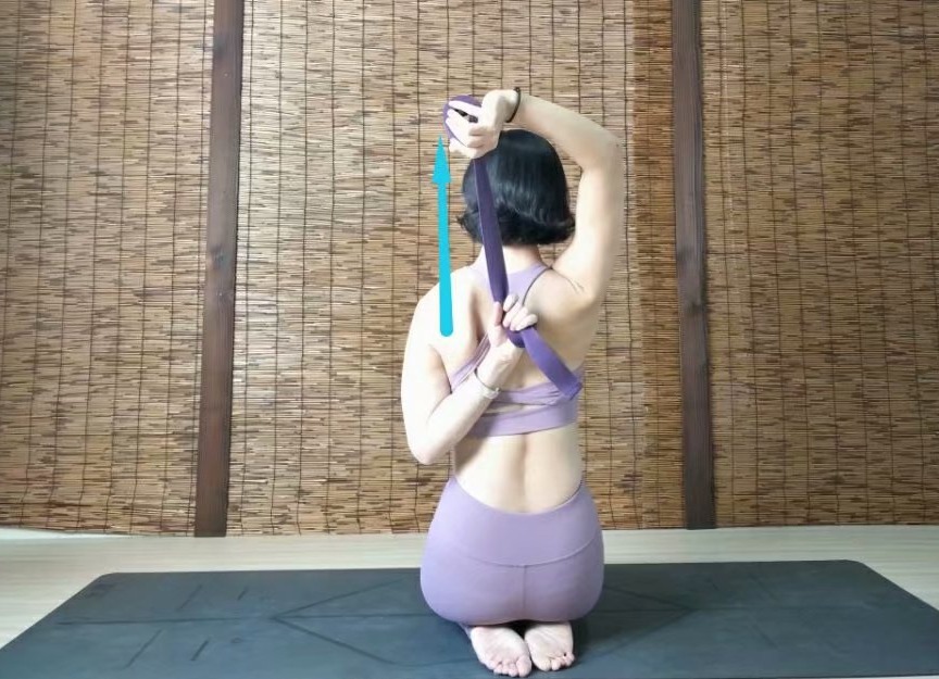 瑜伽7个体式助你更易开肩,瑜伽牛面坐辅助手法