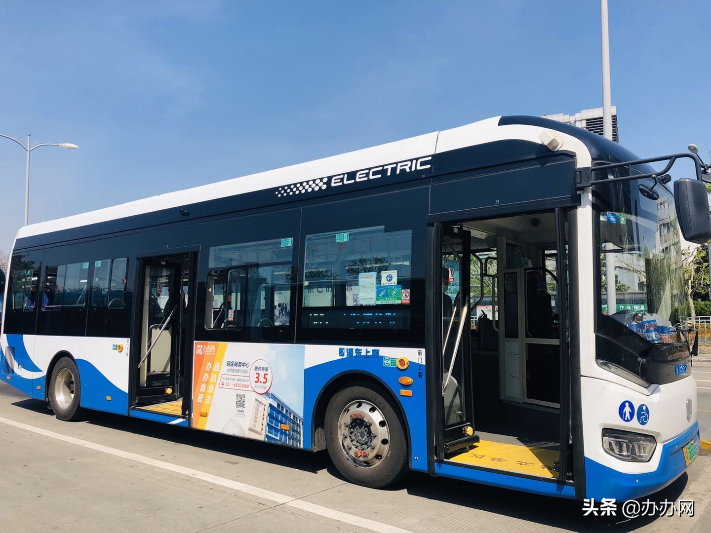 繁华都市与历史风烟并存坐着985路公交兜写字楼