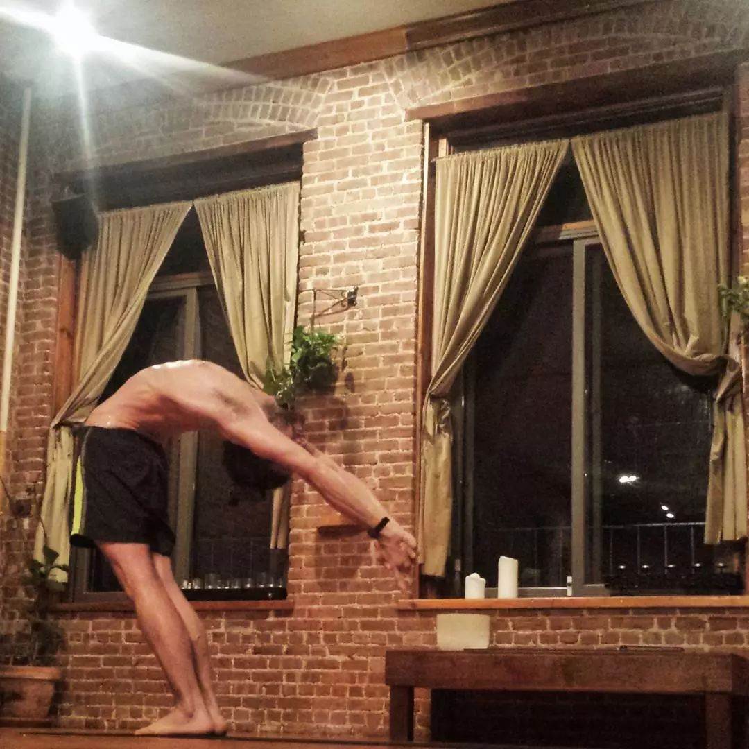 来练瑜伽提升气质,温和的瑜伽运动