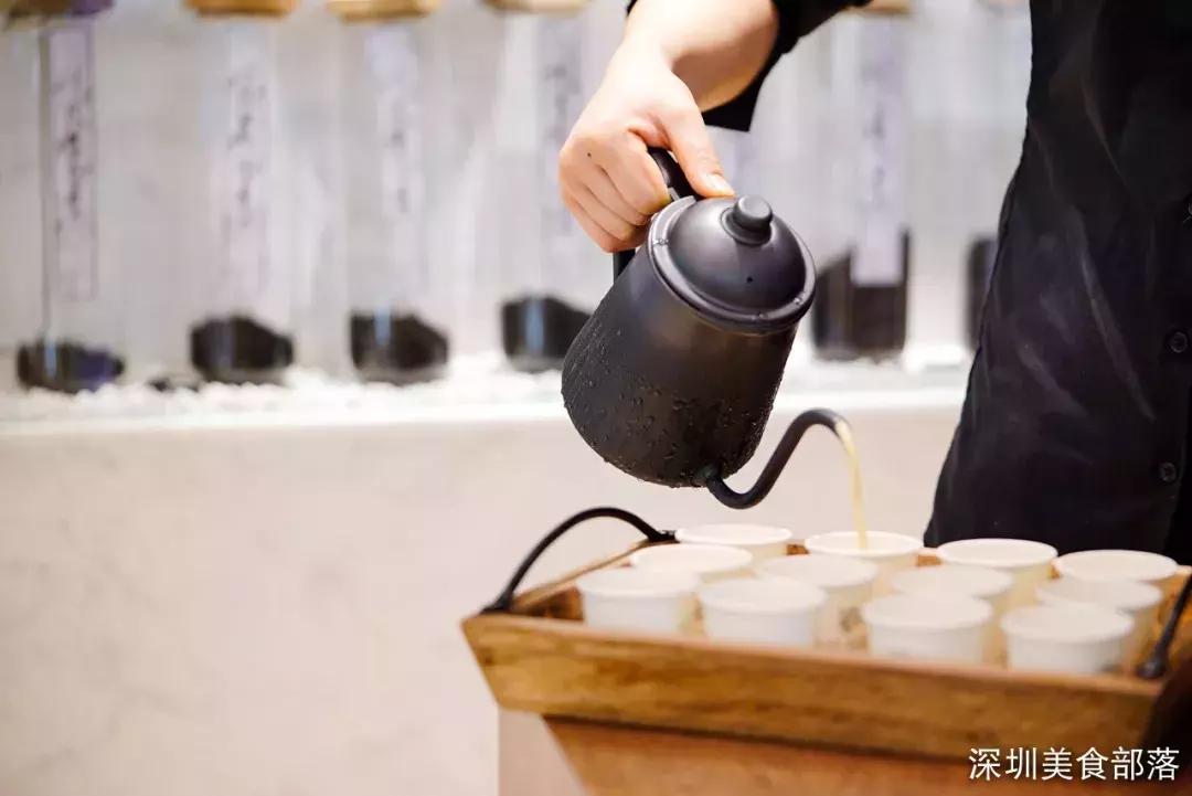 跨世纪的黑砖奶茶店，每天卖30块“金条”