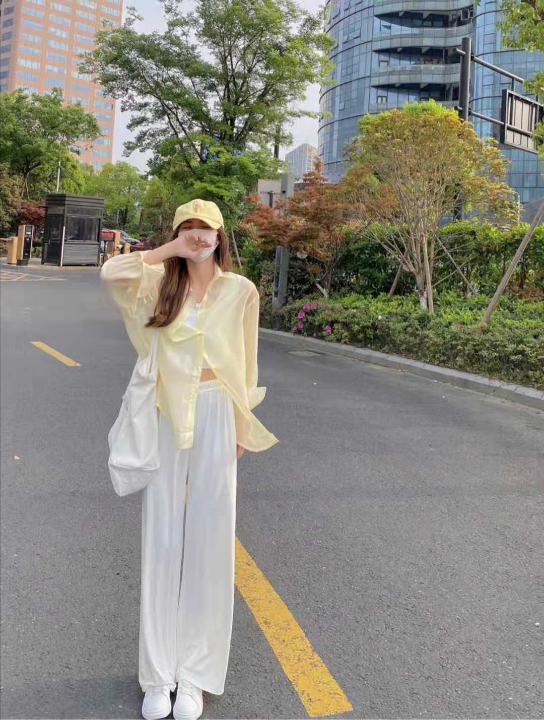 50岁白裤子搭什么上衣好看,米白宽腿裤子配什么上衣好看