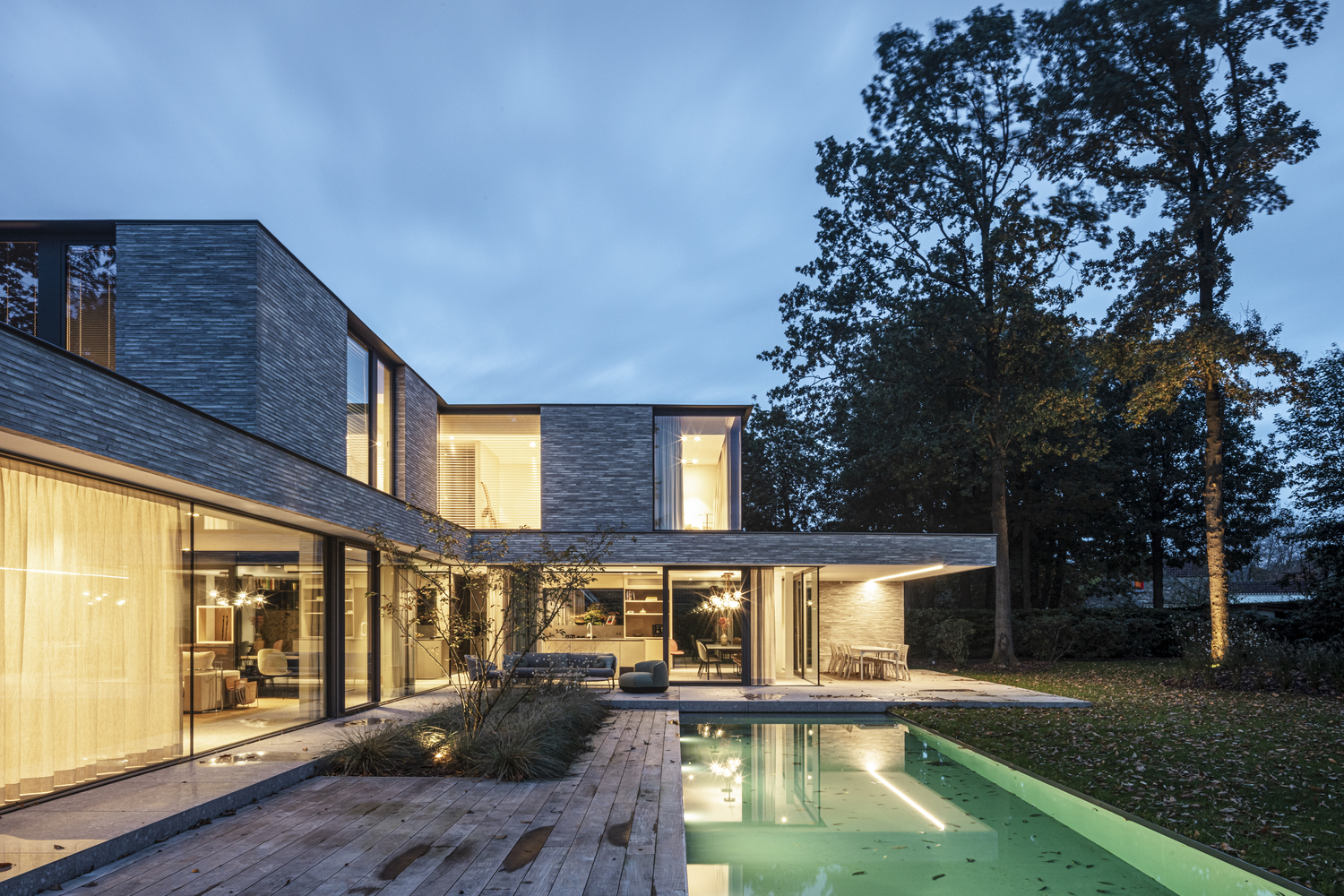 住宅设计：整个一楼都做成了落地窗，这栋别墅的结构太特别了