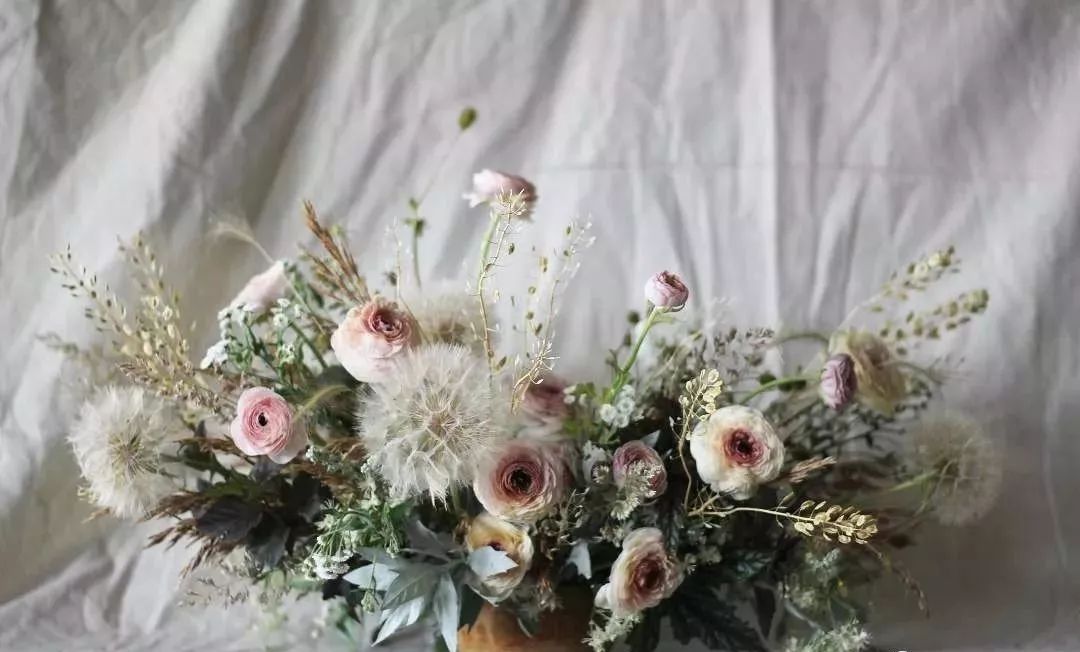 鲜花店日常换水整理花材,花要不要经常换水