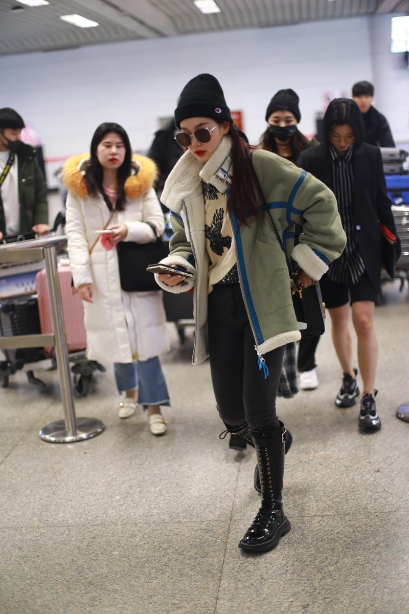 徐梦洁戴帽同款羽绒服,徐梦洁同款最新私服穿搭