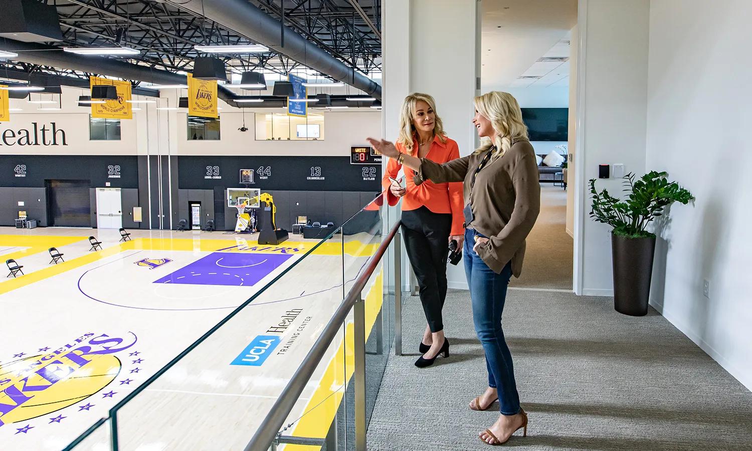 长文：走进湖人掌门人珍妮巴斯