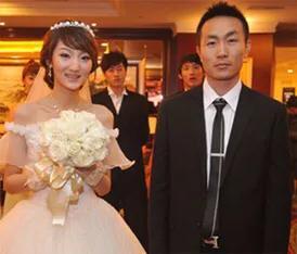 39岁前国脚,曾是中超标王,今携手足坛美女老总,妻子是中戏美女