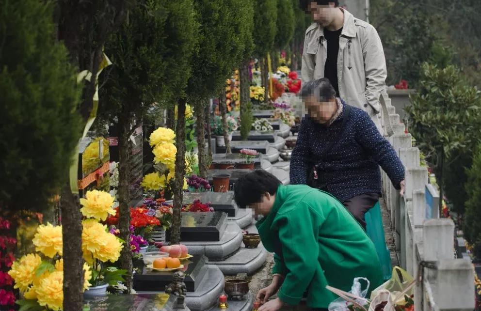 清明上坟磕头不要磕错,古人讲究“神三鬼四”,磕多磕少都不行