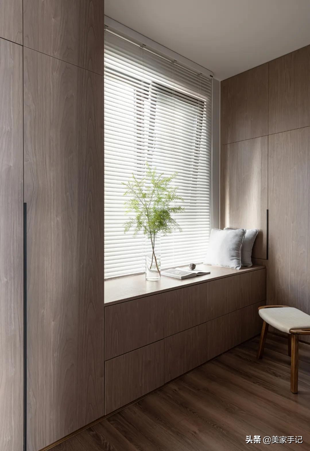 简单的白色原木色小家温馨又惬意,治愈系清新原木风的家