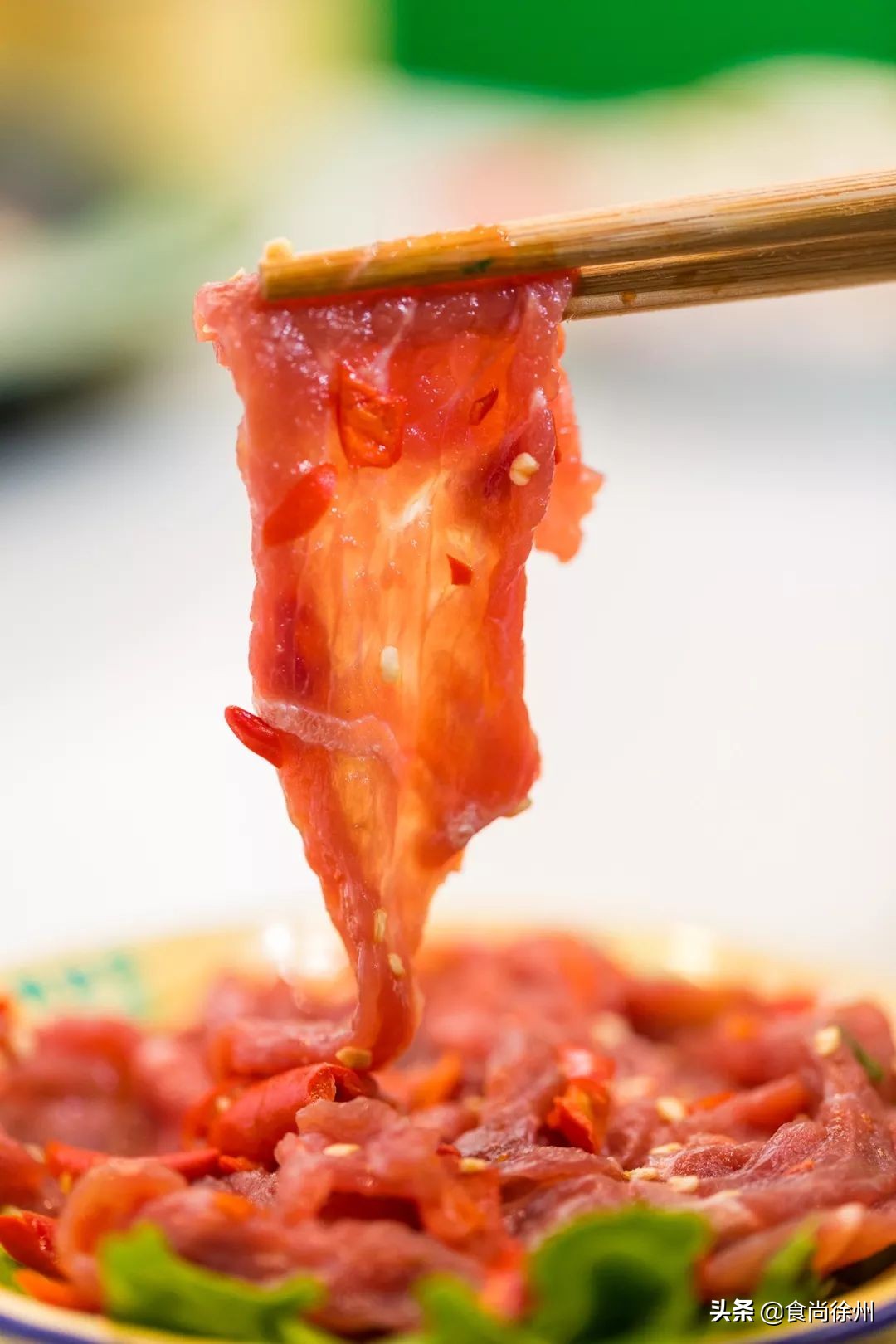 徐州闹市一角，还原了80年代的市井范儿！笸箩上菜，98元吃17样！