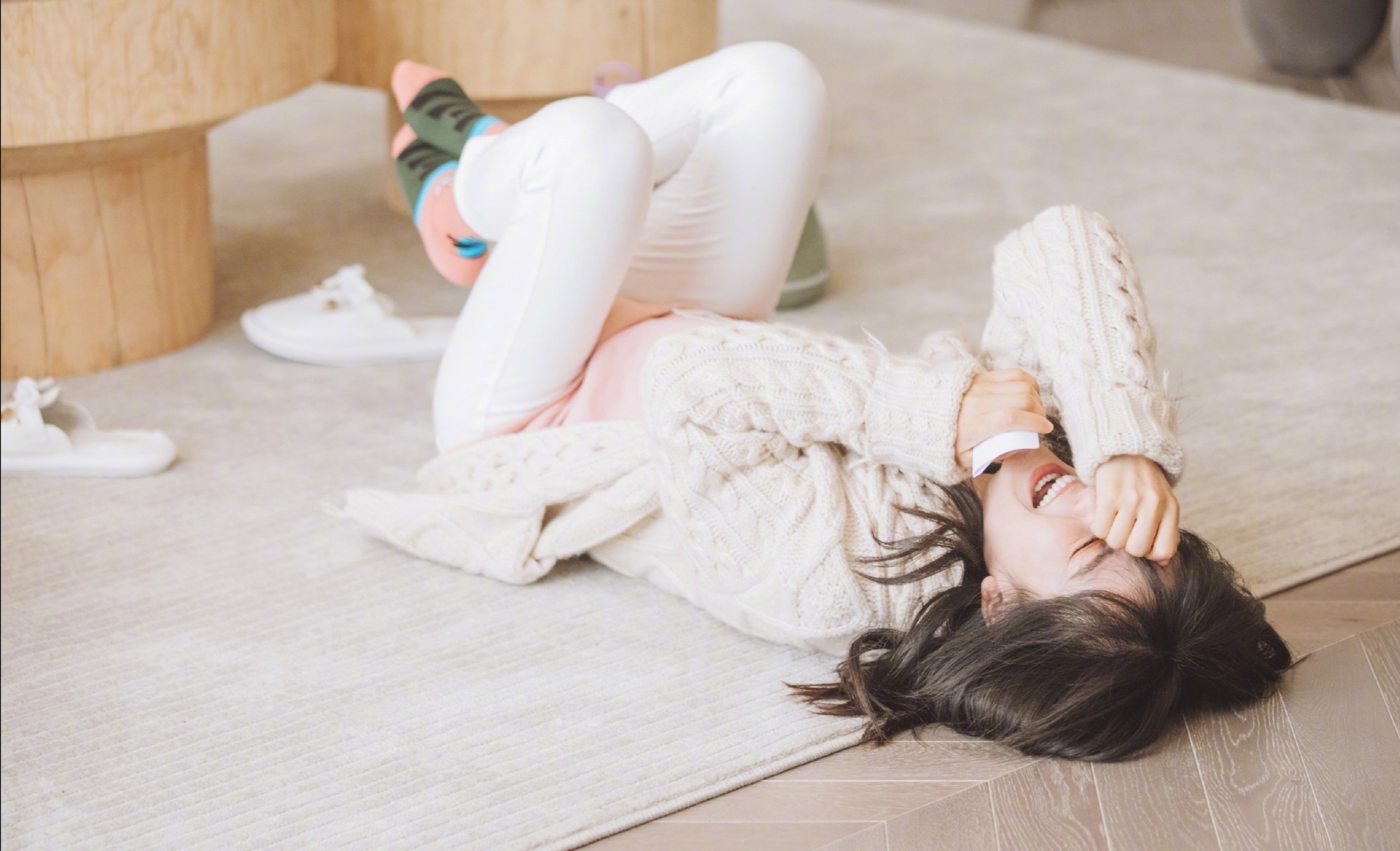 娜最新节目造型曝光，穿“儿童卫衣”超显嫩，网友：哪像奔四女人