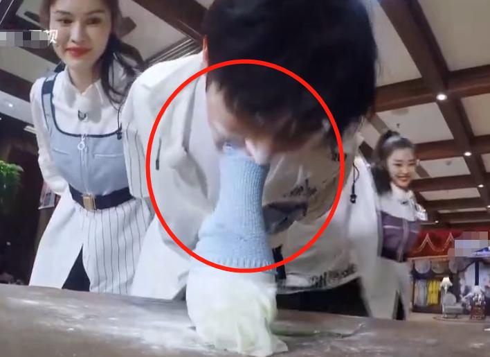 郑恺蔡徐坤抢球,郑恺蔡徐坤爬楼梯