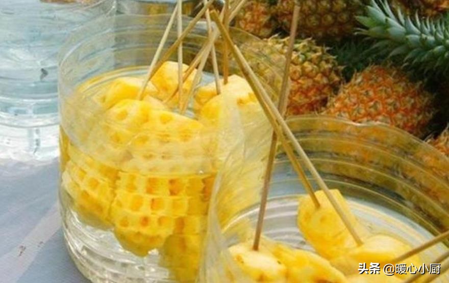 菠萝的正确吃法要用盐水泡,菠萝用盐水泡过之后菠萝水能喝不