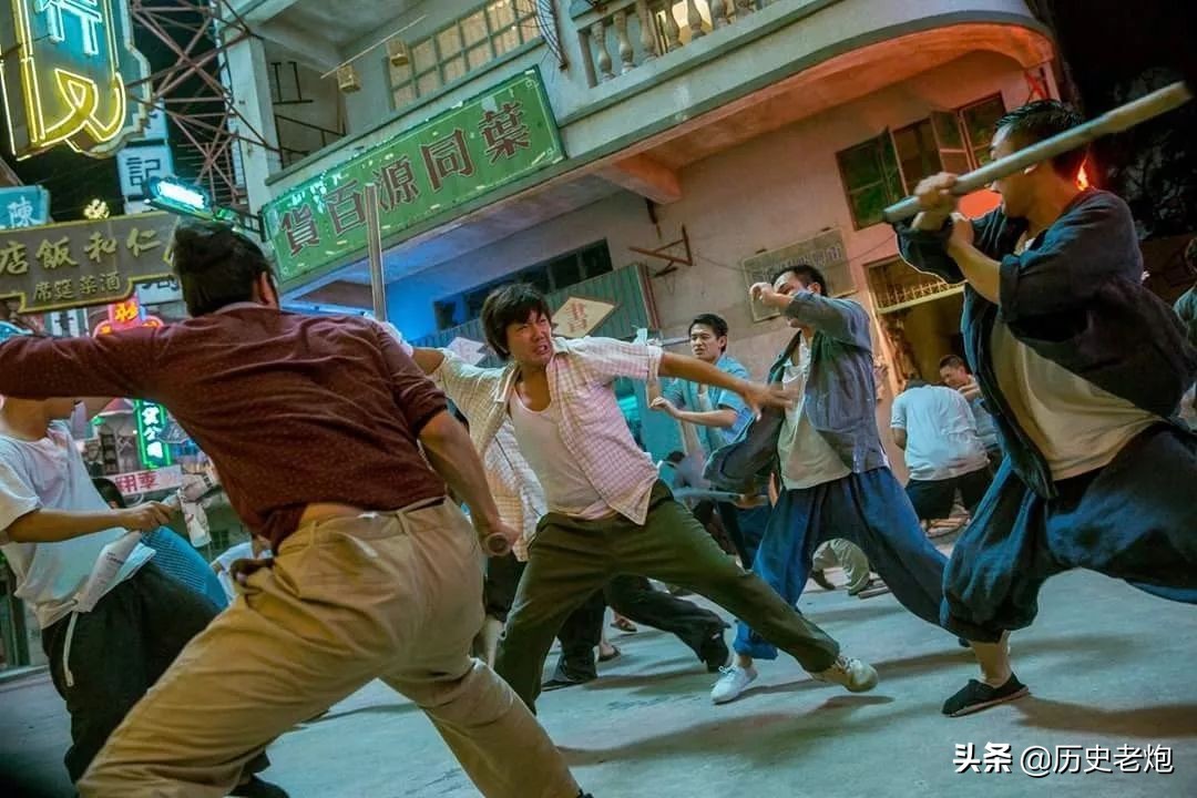 香港的黑社会“敢打敢杀”,为什么回归后都不见了,看完敬佩不已