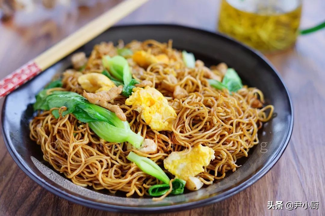 5星饭店大厨教你炒面做法，步骤简单，面条不起坨不粘，劲道好吃