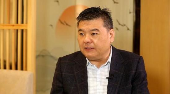 他是没有一技之长因伤退役的运动员,却从0开始开餐饮,身价上亿