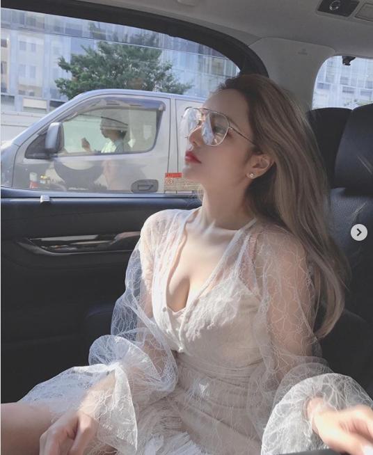 周扬青这样穿：5款时尚单品打造“酷甜系”女生，收服罗志祥