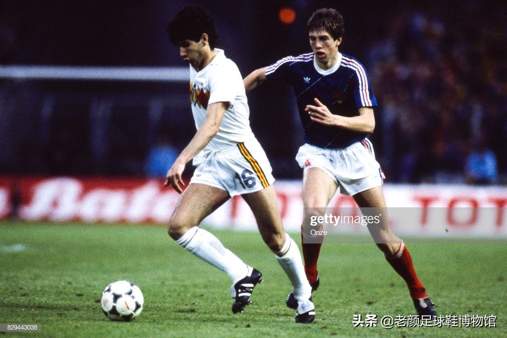 第一个穿白球鞋的足球运动员,第一个穿耐克篮球鞋的nba运动员