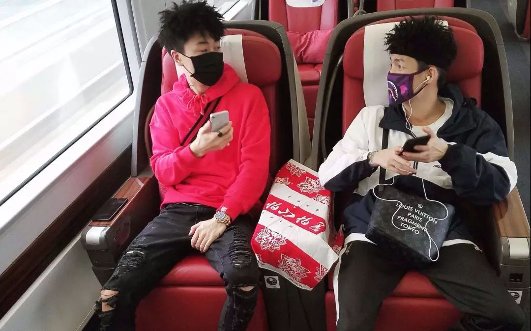 他是红花会的幕后“大管家”，音乐和生意做到了两开花