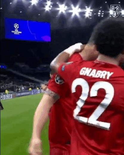 狂虐热刺功臣却被队友“铲飞”，纪念用球被踢到观众席，啥情况？