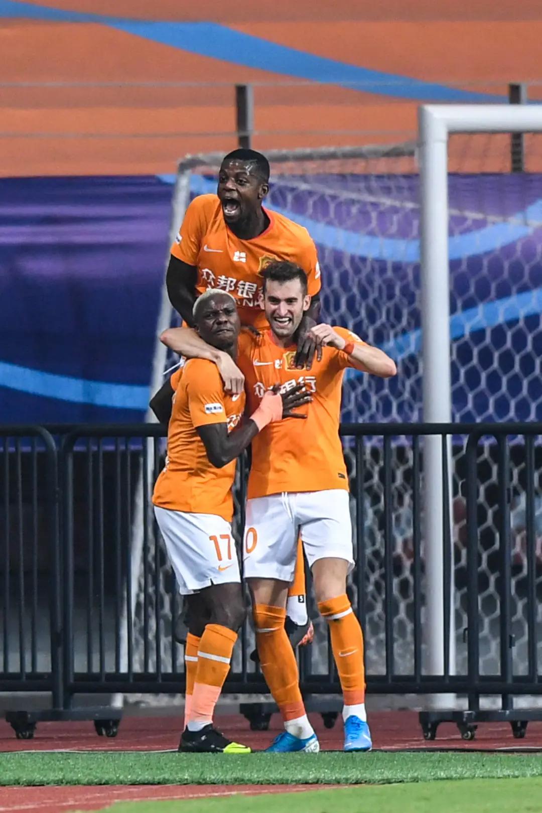 埃弗拉梅开二度含泪伤退武汉卓尔,gif埃弗拉补射破门卓尔领先永昌