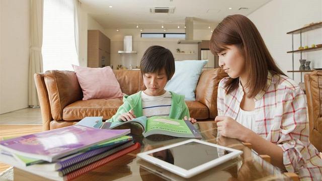 弟弟给姐姐贴创可贴,弟弟手臂受伤了姐姐照顾