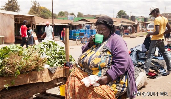 非洲部落“第一美女”，丈夫寸步不离，因“情敌”众多担心被拐跑