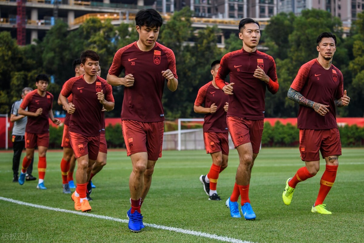 国足集结备战12强赛，集训大名单引争议？理性解读名单与阵容