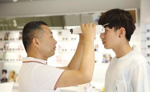 一年挣4万的眼镜店有必要开吗,一般暴利眼镜店的8条经验