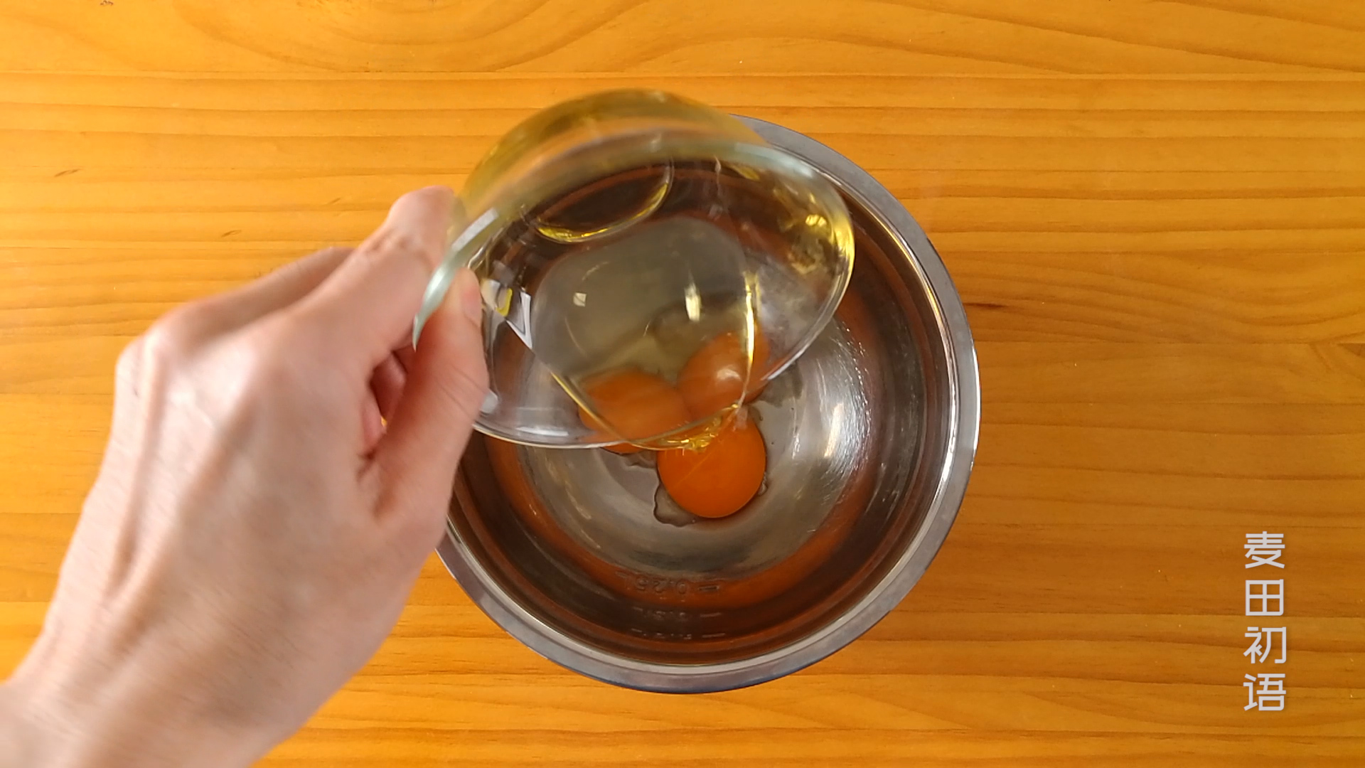 纸杯戚风蛋糕不塌不回缩的诀窍,用纸杯做戚风蛋糕湿乎乎的