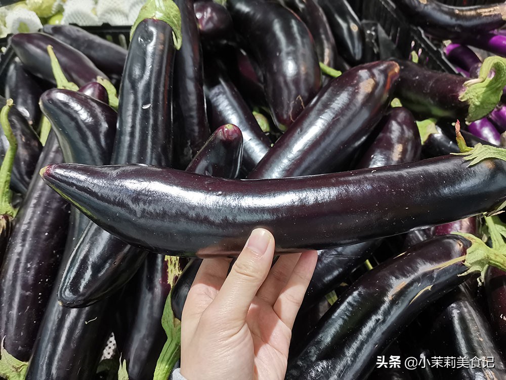 买茄子挑弯的还是直的 (买茄子是选大眼睛的还是小眼睛的)